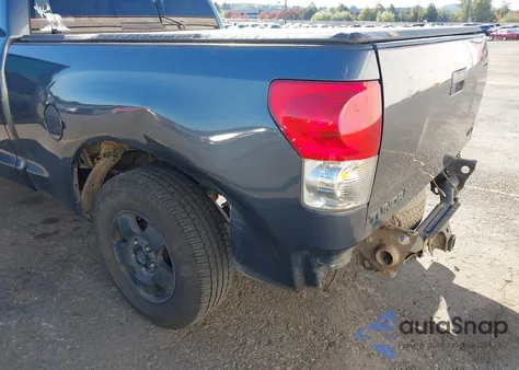 2008 Toyota Tundra Sr5 5.7L V8 z USA, uszkodzony, nr VIN 5TFBV54148X053863